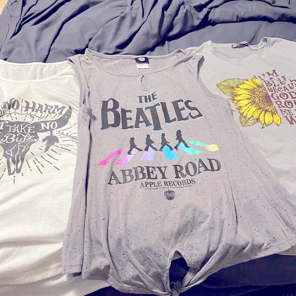 Lot of Women’s Graphic Tees - Picture 1 of 4